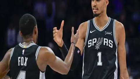 “广州队中甲逆转夺冠，创历史首场双胜佳绩”