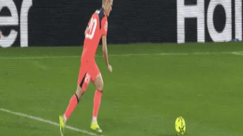 “NBA焦点战！马刺雷霆激战正酣，球星四投三中，精彩瞬间不容错过！”